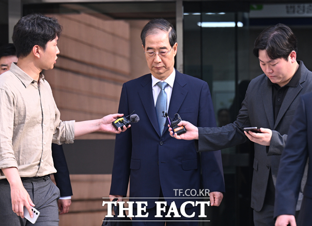 12.3 비상계엄 관련 내란 방조 혐의를 받는 한덕수 전 국무총리가 27일 서울 서초구 서울중앙지방법원에서 열린 구속 전 피의자 심문(영장실질심사)을 마친 뒤 법원을 나서고 있다. 전직 총리에 대한 구속영장 청구는 헌정사상 처음이다./이새롬 기자