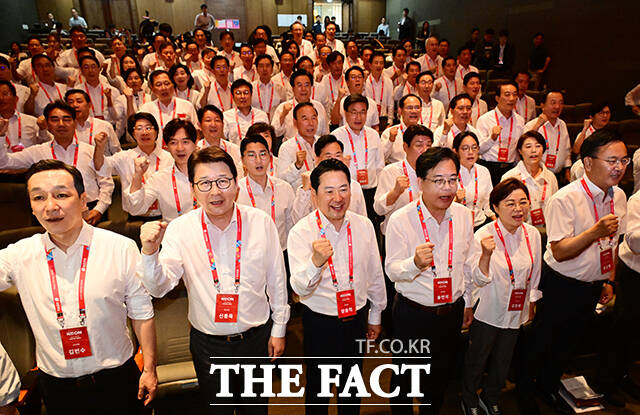 장동혁 국민의힘 대표와 송언석 원내대표를 비롯한 의원들이 28일 오후 인천 중구 인천국제공항공사 항공교육원에서 열린 2025 국민의힘 국회의원 연찬회에 참석해 파이팅을 외치며 사진을 찍고 있다. /영종도=남윤호 기자