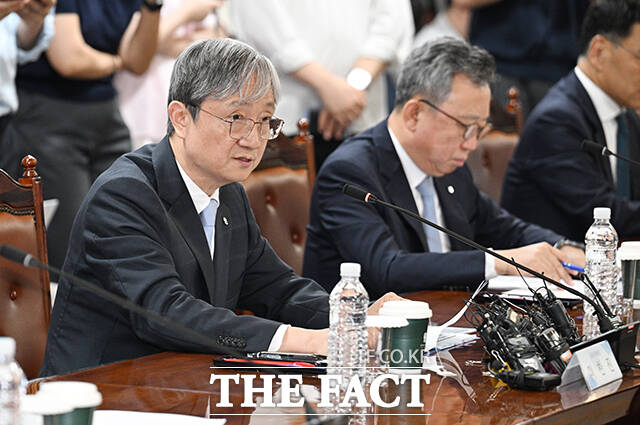 이찬진 금융감독원장이 28일 오후 서울 중구 은행연합회에서 열린 은행장 간담회에 참석해 모두발언을 하고 있다. /박헌우 기자