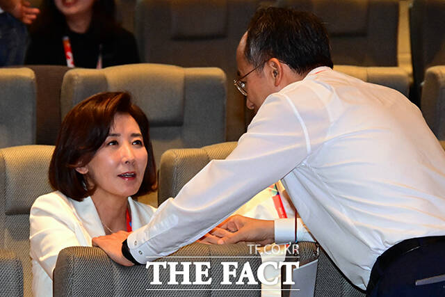 추경호 국민의힘 의원과 나경원 의원이 28일 오후 인천 중구 인천국제공항공사 항공교육원에서 열린 2025 국민의힘 국회의원 연찬회에서 인사하고 있다. /남윤호 기자