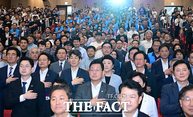 국기에 경례하는 참석자들.