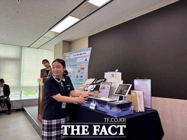 제46회 전국학생과학발명품경진대회서 국무총리상을 수상한 대전어은중 엄주연 학생이 작품을 설명하고 있다. /대전교육청