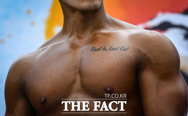 비의료인의 문신 시술을 허용하는 ‘문신사법’은 지난 27일 국회 보건복지위원회 전체회의를 통과했다. 사진은 문신을 한 남성./ 더팩트 DB