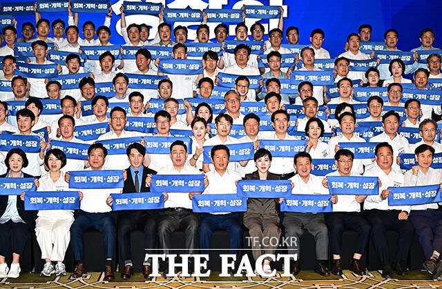 정청래 대표(아랫줄 가운데)와 김병기 원내대표(아랫줄 왼쪽 다섯번째)를 비롯한 더불어민주당 의원들이 28일 오후 인천 중구 파라다이스시티 컨벤션센터 그랜드볼룸에서 열린 더불어민주당 2025년 정기국회 대비 국회의원 워크숍에 참석해 단체사진 촬영을 하고 있다. /인천=배정한 기자