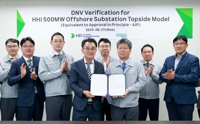HD현대중공업이 노르웨이선급(DNV)으로부터 500MW급 해상변전소(OSS) 모델에 국제설계검증서(Verification Letter)를 획득했다. 신성호 DNV 영업 대표(왼쪽 네 번째)와 원광식 HD현대중공업 해양에너지사업본부장(왼쪽 여섯 번째). /HD현대