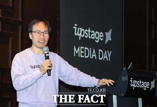 인공지능(AI) 스타트업 업스테이지가 연내 기업공개(IPO)에 나설 가능성이 제기된다. 최근 대규모 투자 유치와 함께 글로벌 시장 진출을 본격화한만큼 추가 자금 조달 필요성이 커졌다는 분석이다. 사진은 김성훈 업스테이지 대표. /업스테이지