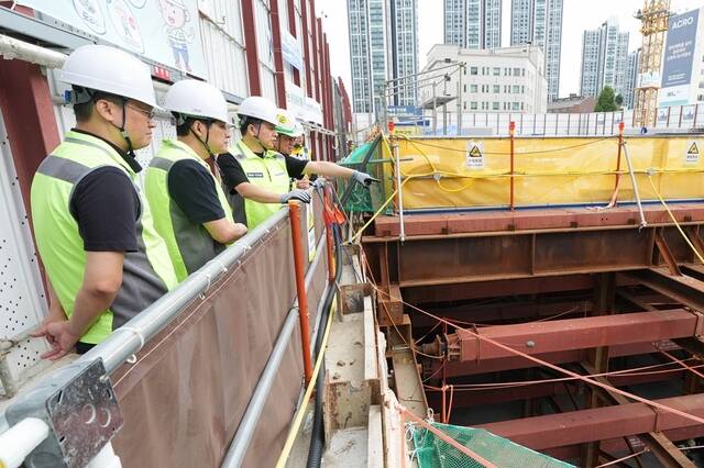 주우정 현대엔지니어링정 대표이사(왼쪽에서 세 번째)가 현장 안전점검을 하고 있다. /현대엔지니어링