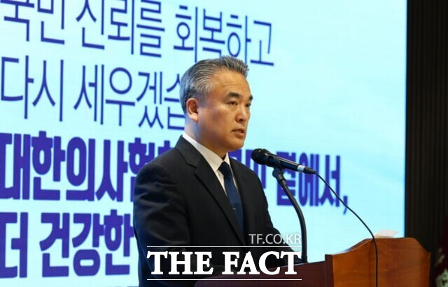 김성근 의협 대변인은 28일 정례브리핑에서 현재 정책들은 명확한 설계도조차 마련되지 않은 상태에서 충분한 사회적 합의 없이 논의되고 있다고 지적했다./뉴시스