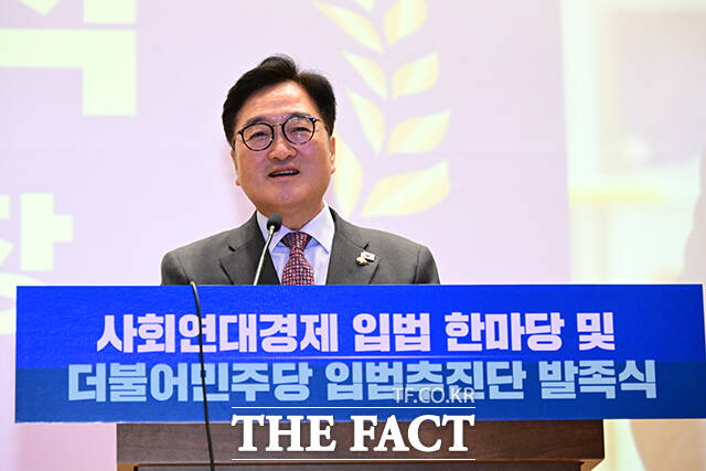 단상 오른 우원식 국회의장.