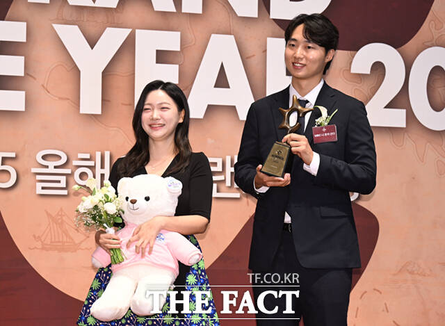 프로그램(관찰예능) 부문 수상자- 나 혼자 산다 김진경 PD(왼쪽), 문기영 PD.