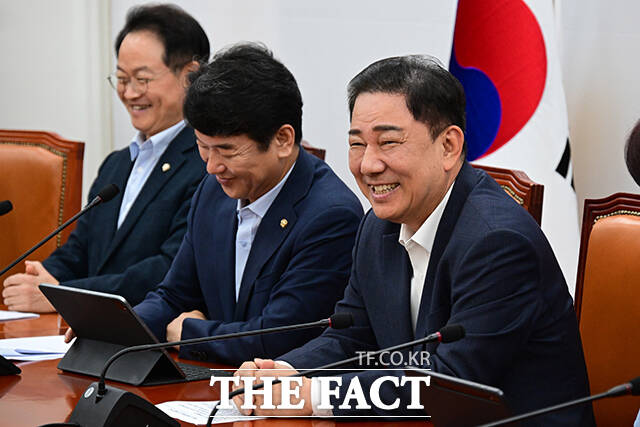 더불어민주당이 28일 이재명 대통령의 한미정상회담 성과를 비판한 국민의힘을 두고 터무니없는 거짓 주장으로 국격을 깎아내리고 있다고 지적했다. 왼쪽부터 허영 원내정책수석부대표, 문진석 원내운영수석부대표, 김병기 원내대표./남윤호 기자