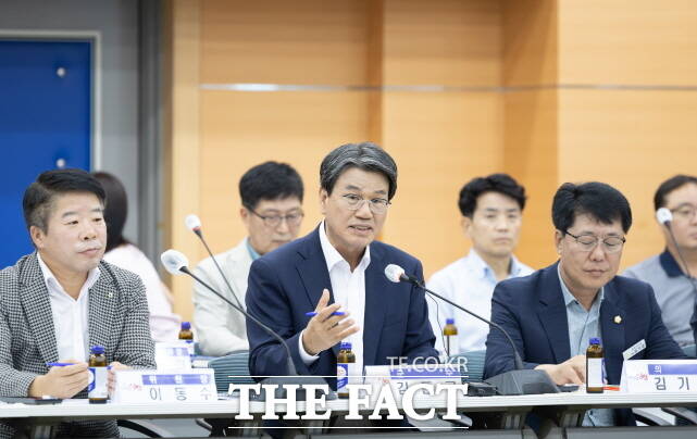 김돈곤 청양군수가 27일 군청 대회의실에서 열린 청양 고추·구기자 축제 최종 보고회를 진행하고 있다. /청양군