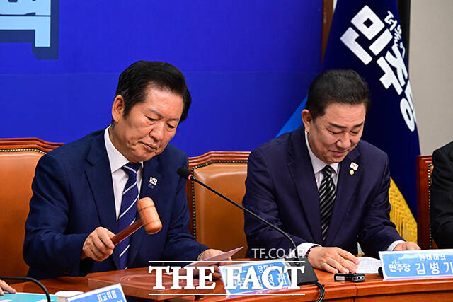 정청래 더불어민주당 대표가 정기국회를 앞둔 28일 워크숍에서 검찰·언론·사법개혁 등 3대 개혁을 한 치의 오차와 불협화음 없이 완수할 것이라고 강조했다. 사진은 정 대표(왼쪽)와 김병기 원내대표. /남윤호 기자