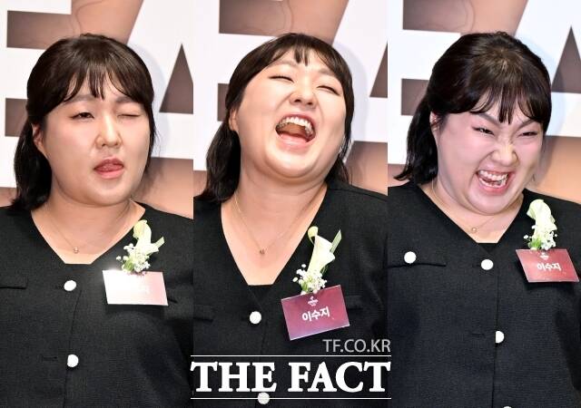 개그우먼 이수지가 28일 서울 중구 장충동 신라호텔에서 열린 2025 올해의 브랜드 대상에서 핫아이콘(여), 연예인유튜버(여) 부문 수상자로 참석해 포즈를 취하고 있다. /이새롬 기자