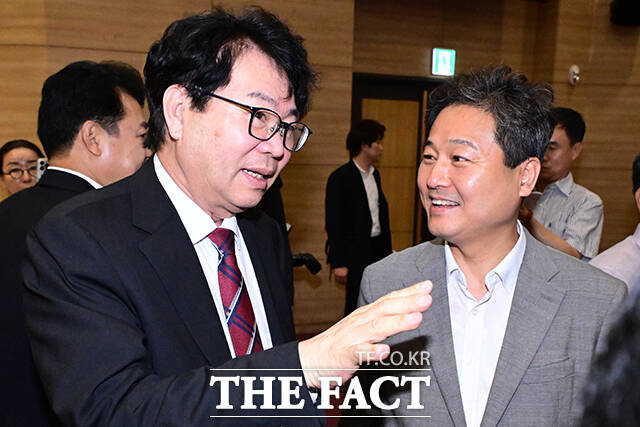 이한주 국정기획위원장(왼쪽)과 김영배 국회 사회혁신포럼 대표의원이 대화하고 있다.