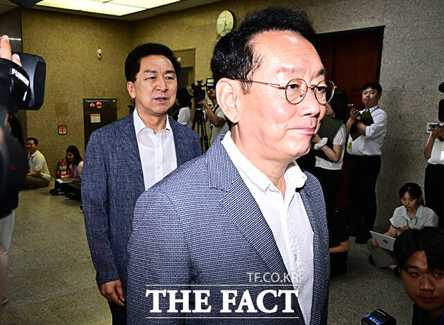 당대표-중진의원 회의 참석하는 김기현 국민의힘 의원(왼쪽)과 김도읍 의원.