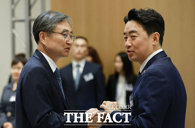 강훈식(오른쪽) 비서실장과 조현 외교부 장관이 인사를 나누고 있다. /워싱턴=뉴시스