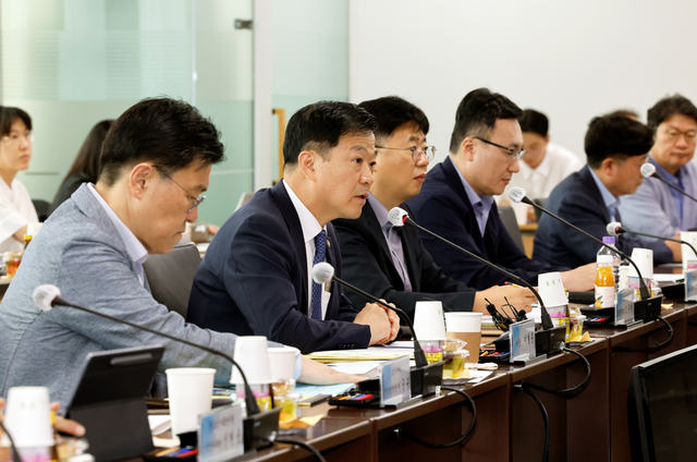 28일 시민단체들은 건강보험료율 인상 결정에 비판 목소리를 냈다. 정부가 법정 국고지원율을 지키지 않고 있고, 건강보험 목적과 달리 의정 갈등에 따른 병원 손실에 재원을 투입하면서 생긴 부담을 국민들에 떠넘겼다는 의견이다. 사진은 이날 건정심에서 이형훈 복지부 2차관(왼쪽에서 두번째)이 발언하는 모습. /사진=보건복지부