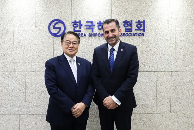 양창호 한국해운협회 상근부회장(왼쪽)과 토마스 카자코스 국제해운회의소(ICS) 사무총장이 지난 27일 한국해운협회에서 글로벌 해운 현안 논의를 마친 뒤 기념 촬영을 하고 있다. /한국해운협회