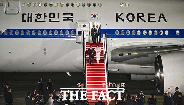 한일·한미 순방 일정을 마친 이재명 대통령과 김혜경 여사가 28일 오전 경기도 성남시 서울공항에 도착하고 있다. /서울공항=장윤석 기자