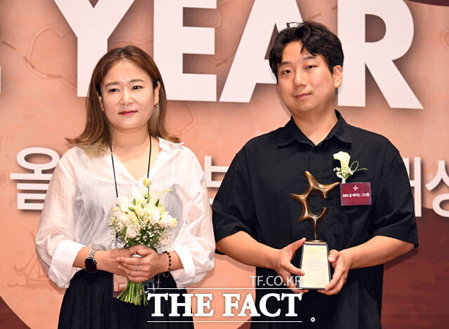 프로그램(스포츠예능) 부문 수상자- 골 때리는 그녀들 채주희 작가(왼쪽), 권형구 PD.