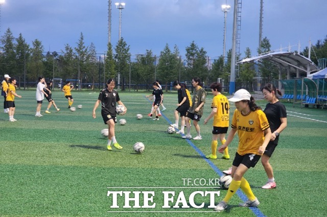 패스로 워밍업을 진행 중인 스포츠토토 여자축구교실 성인 여성부./세종스포츠토토여자축구단