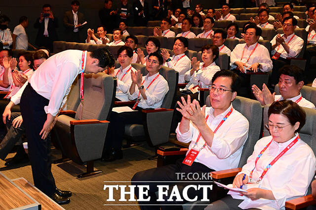 장동혁 대표가 의원들에게 인사하는 모습.