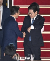  '총리 새벽 마중'에 놀라는 이 대통령 [포토]