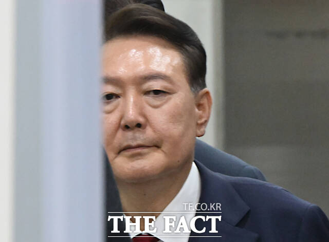 윤석열 전 대통령이 지난달 9일 서울 서초구 서울중앙지법에서 영장실질심사를 마치고 나오고 있다. /사진공동취재단