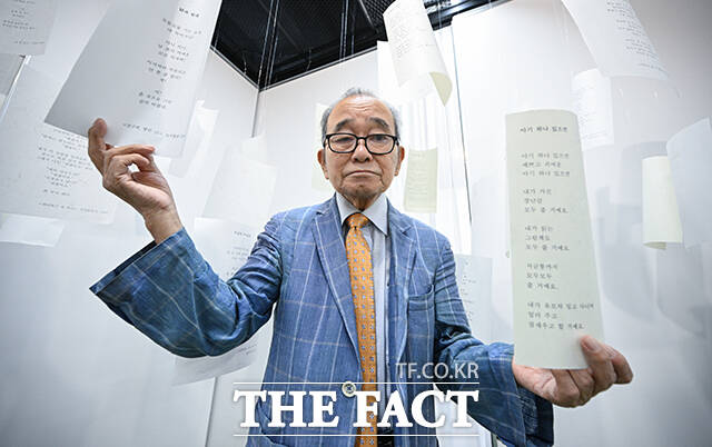 아동문학가 신현득 선생이 29일 오전 서울 도동구 도봉문화원에서 열린 2025 도봉문화원 개원 기념 도봉갤러리 특별전시 신현득 기증 展:고구려아이의 동심에 참석해 포즈를 취하고 있다. /박헌우 기자