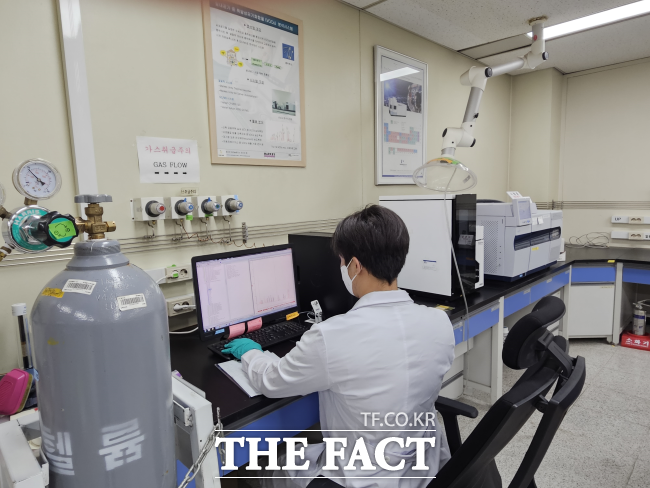 경기도보건환경연구원 배출가스 분석 모습. /경기도보건환경연구원