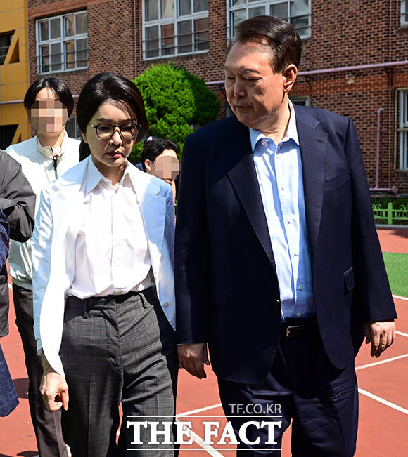 윤석열 전 대통령과 김건희 여사가 제21대 대통령선거 투표일인 3일 오전 서울 서초구 서초동 원명초등학교에 마련된 서초4동투표소에서 투표를 마친 뒤 투표소를 나서고 있다. /임영무 기자