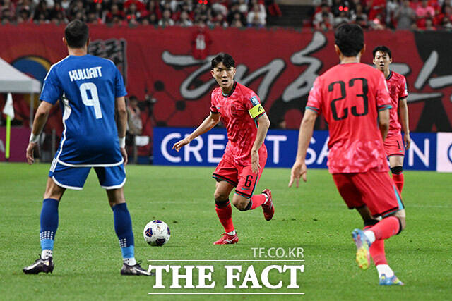 홍명보호의 핵심 미드필더인 황인범이 29일 종아리 부상으로 미국 원정 명단에서 제외됐다.사진은 2026 국제축구연맹(FIFA) 북중미 월드컵 아시아 3차 예선 쿠웨이트전의 황인범./더팩트 DB