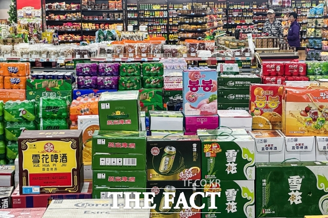 중국 정부의 강력한 경기부양 의지에 힘입어 중국 소비가 회복세를 이어갈 것이란 진단이 나왔다. 사진은 지난 6월 11일 오후 중국 지린성 옌볜 조선족자치주의 한 마트에 판매 제품들이 놓여 있는 모습. /옌볜=장윤석 기자