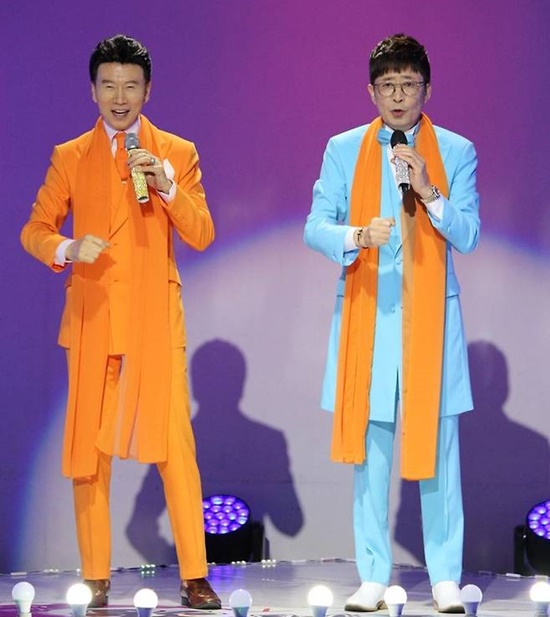 선배 가수들의 든든한 지원. 가수 강진이 이부영을 태진아에게 소개하며 협업의 물꼬를 텄고, 태진아는 무대 코러스와 의상까지 챙기며 든든한 동료로 나서고 있다. /ETN