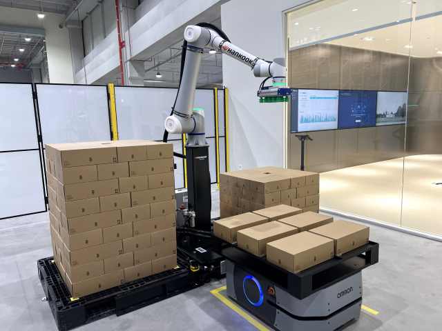 한국네트웍스 이노베이션센터가 보유한 첨단 자동화 장비 다관절 협동 로봇 /한국앤컴퍼니