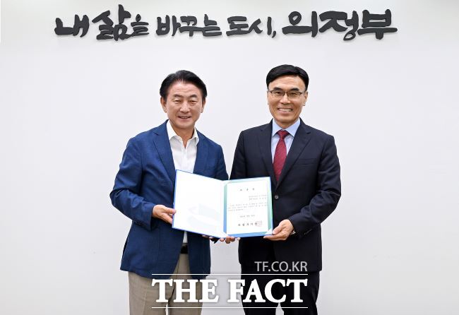 김동근 의정부시장이 29일 위촉한 마상현 신임 민·관·군 협력 자문관과 기념촬영을 하고 있다./의정부시