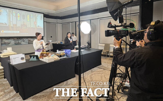 공주시가 지난 23일 ‘공주시 우수 농·특산식품 태국 홍보전’ 태국 해외수출 시장 개척 해외 라이브 방송을 하고 있다, /공주시