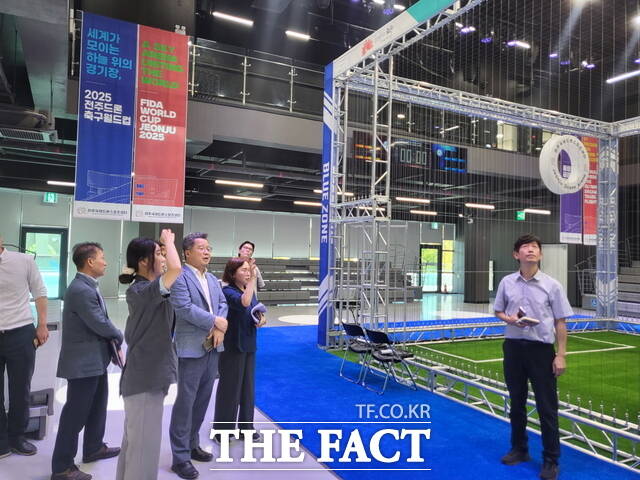 29일 국토교통부, 항공안전기술원 등 대회 관계기관들이 전북 전주시 드론기술개발지원센터와 전주월드컵경기장, 전주국제드론스포츠센터를 찾아 시설 운영과 대회 추진 상황을 살피고 있다. /전주시