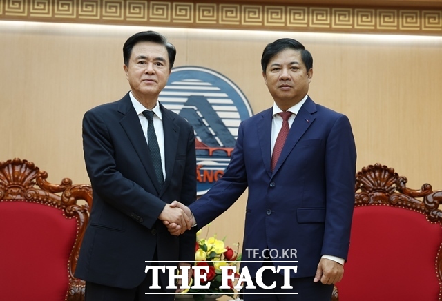 해외시장 개척 등을 위해 베트남 출장 중인 김태흠 지사는 29일 다낭시 청사에서 르엉 응우옌 민 찌엣 인민위원장을 만나 교류와 협력을 확대하기로 했다. /충남도