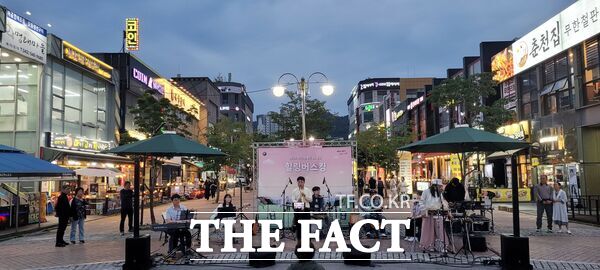 대전 서구는 28일 오는 10월 10일부터 12일까지 샘머리·보라매공원 일원에서 열리는 ‘2025 대전 서구 아트페스티벌’ 마켓 참여자 사전 설명회를 열었다. 사진은 올 상반기 마치광장에서 진행된 힐링 버스킹 현장 모습./대전 서구