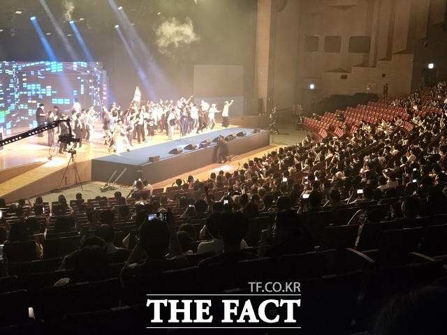 29일 오후 7시 열린 제13회 부산국제코미디페스티벌(BICF) 개막식에 관객들이 참석해 공연을 관람하고 있다. 이날 마련된 2700석은 전석 매진을 기록했다. /부산=김명주 기자