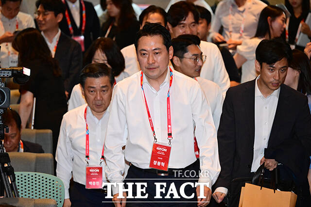 장 대표가 결국 중도층을 끌어오기 위한 전략적 스탠스를 취할 수밖에 없다는 전망도 나온다. 장 대표가 28일 오후 인천 중구 인천국제공항공사 항공교육원에서 열린 2025 국민의힘 국회의원 연찬회에 참석하고 있는 모습. /남윤호 기자