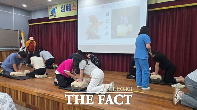 구례군이 심폐소생술·응급처치 교육을 실시하고 있다./구례군