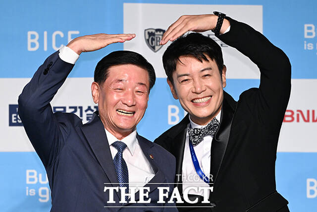 이대석 부산시의회 부의장(왼쪽)과 부산국제코미디페스티벌 조직위원회 김대희 이사.