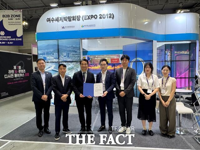 여수광양항만공사가 2025 광주 ACE Fair에서 문화관광 부문 최우수상을 수상하고 있다./여수광양항만공사