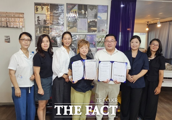 대전ART마임페스티벌이 28일 축제사무국에서 대전시민기자협의회와 축제 홍보를 위한 업무협약을 맺고 지역문화예술을 알리는 데 힘을 보태기로 했다./박종선 독자