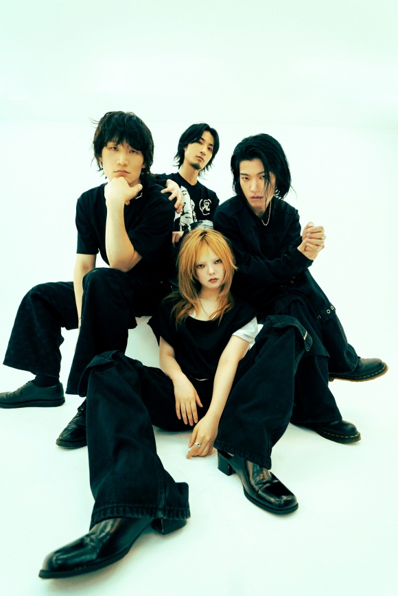 카디는 새 EP 웬 더 라이트스 아웃의 발매에 맞춰 12월 13일 단독 콘서트 개최를 준비 중이다. 이번 공연은 카디가 직접 모든 기획을 맡은 첫 콘서트다./플래닛케이