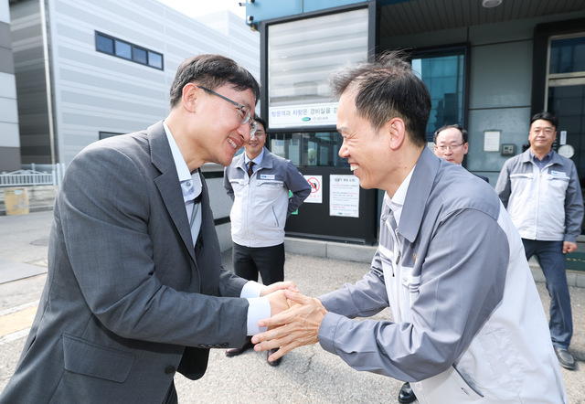 임광현 국세청장(왼쪽)이 29일 시화국가산업단지에 입주한 광진화학에 방문해 인사를 나누고 있다. /국세청 제공