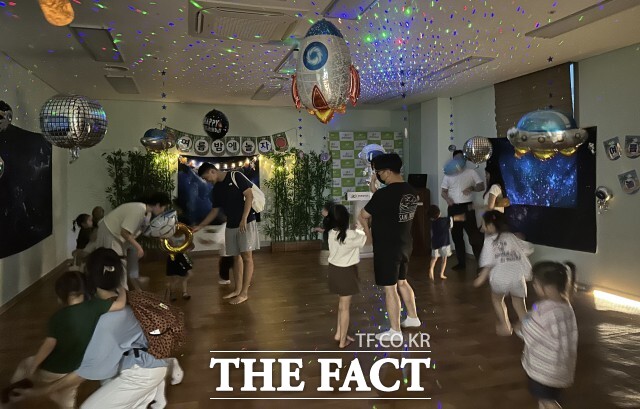 고창군육아종합지원센터가 28일 관내 영유아 자녀와 양육자를 대상으로 ‘여름밤에 놀(면서) 자(란다)!’ 야간행사를 진행했다. / 고창군